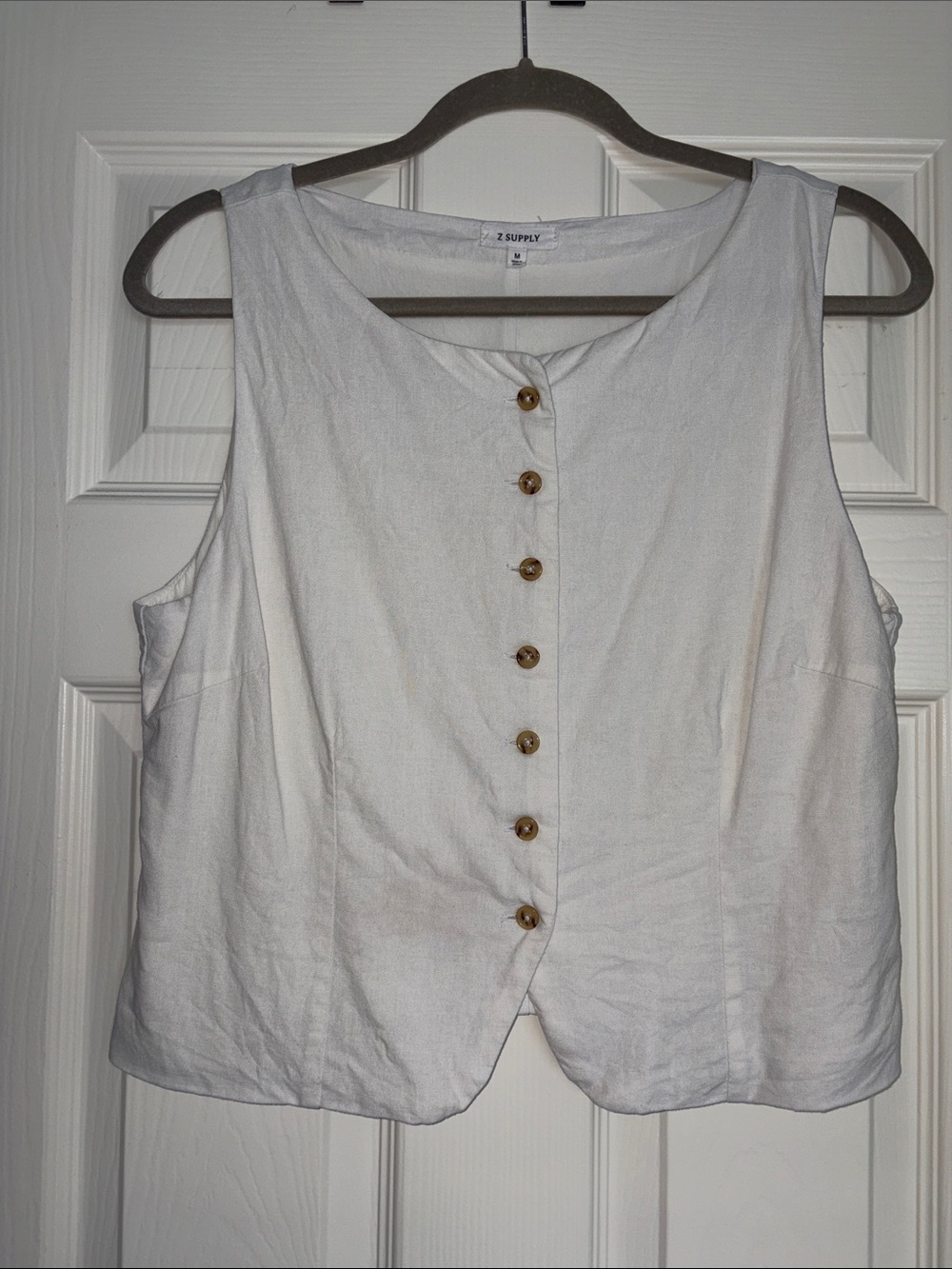 Z Supply White Sleeveless Button-Front Tank with Wood-Tone Buttons